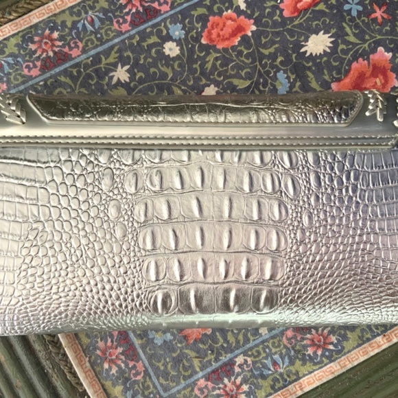 SILVER METALLIC CROCO EMBOSSED STUNNING CLUTCH/CHAIN STRAP/NWT⭐️ WESTERN CHIC - Picture 10 of 10